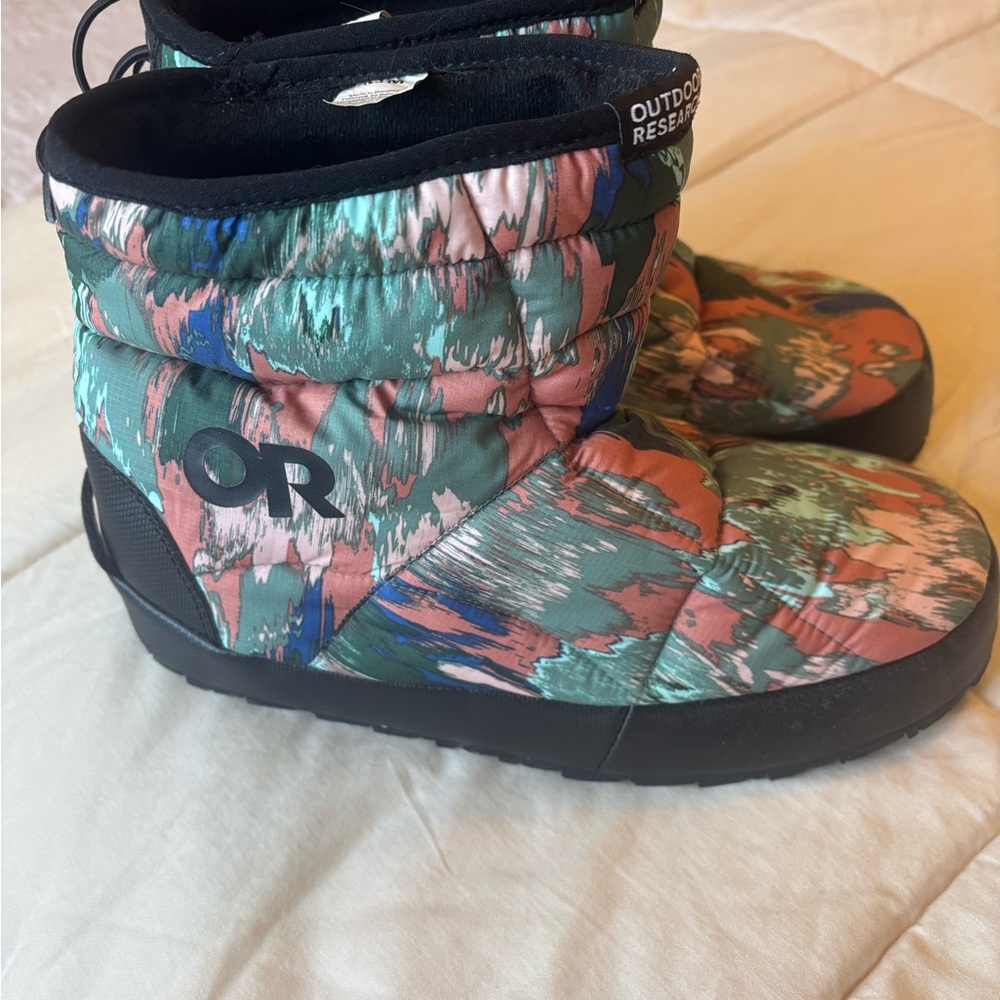 Outdoor Research Quilted Slip-On Booties in Teal, Rust & Blue size medium women - Picture 2 of 6